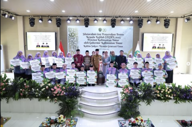  Penyerahan hadiah kepada Kafilah Tilawatil Qur’an dan Hadits (STQH) Nasional 2025